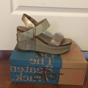 Perfect wedge for fall, spring & summer!